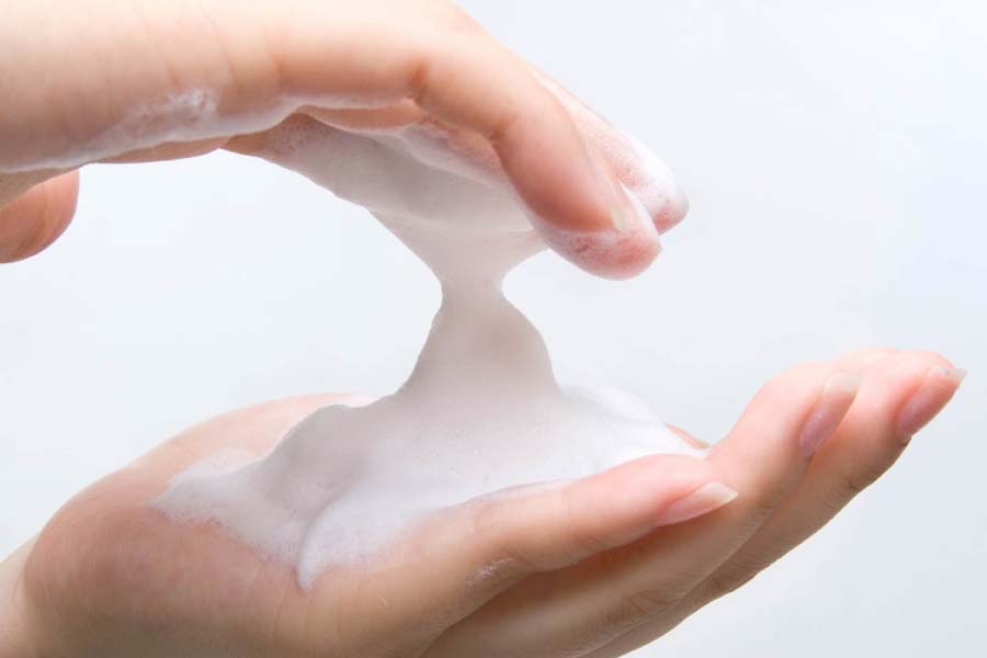 Xoa đều sữa rửa mặt trong lòng bàn tay và tạo bọt nếu đó là loại có bọt.
