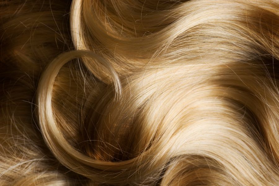 Tẩy tế bào chết thường xuyên sẽ giúp tóc bóng mượt, chắc khỏe.