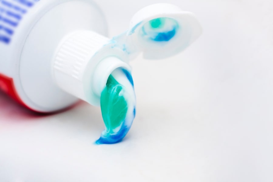 Kem đánh răng có chứa canxi, ancol, flour… các thành phần giúp tẩy tế bào chết môi.