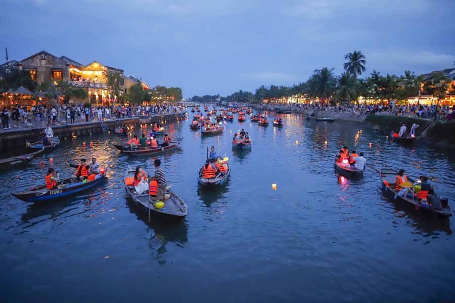 Du khách có thể ngồi trên thuyền để ngắm nhìn phố Hội An cũng như thả đèn Hoa Đăng.