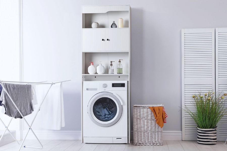 Tủ máy giặt bằng nhựa cao cấp, chịu được tác động của thời tiết, phù hợp để ở cả ban công và trong nhà.