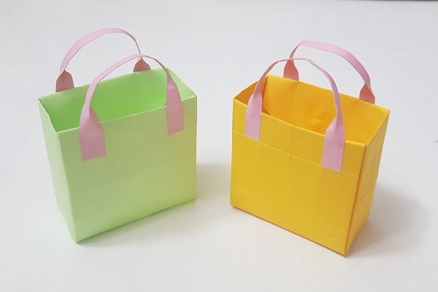 Làm những chiếc túi giấy với loại giấy màu mà bạn yêu thích.