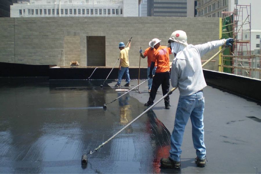 Gia chủ cần giám sát thợ trong quá trình thi công chống thấm sân thượng.