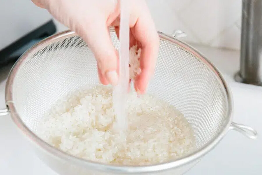 Gạo phải chất lượng, nước dùng vo gạo phải sạch để hạn chế kích ứng lên da.