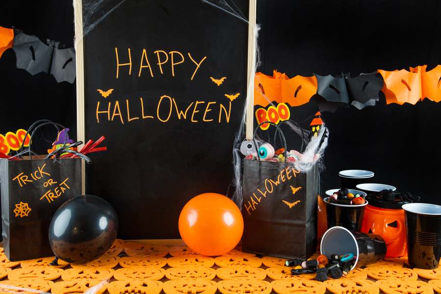 Màu cam và đen là màu chủ đạo khi trang trí Halloween cho lớp học.