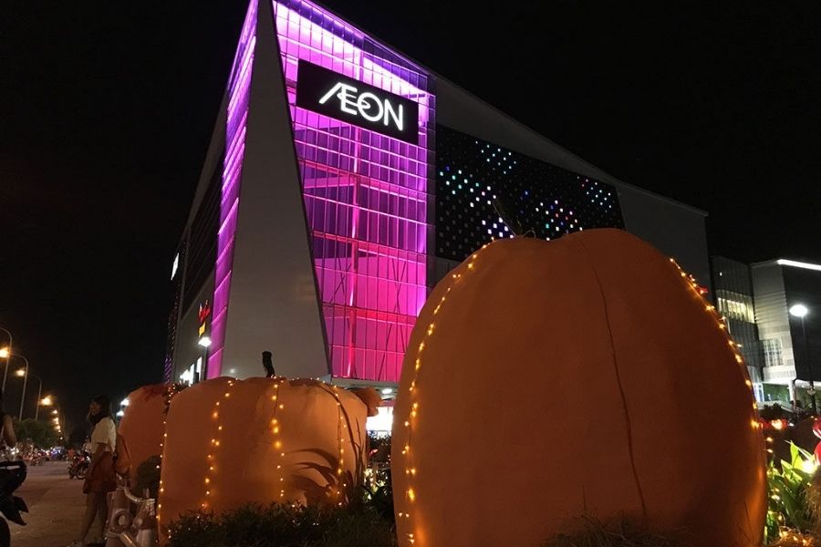 Trước cổng Aeon thường được decor theo phong cách Halloween rất độc đáo và rực rỡ.
