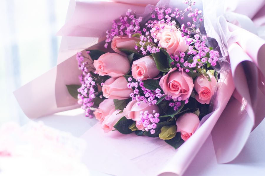 Một bó hoa theo sở thích kèm tấm thiệp xinh sẽ làm cho người phụ nữ bên cạnh bạn vui cả ngày.