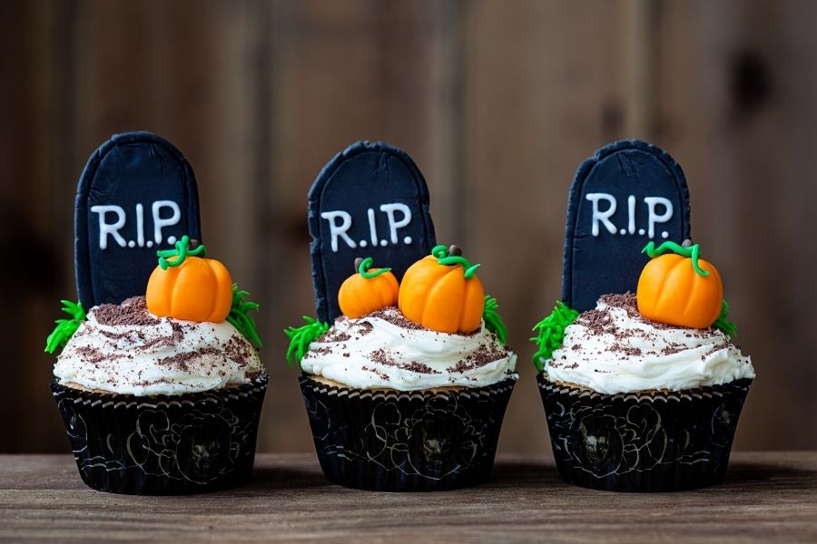 Bánh Halloween cupcake hình ngôi mộ.