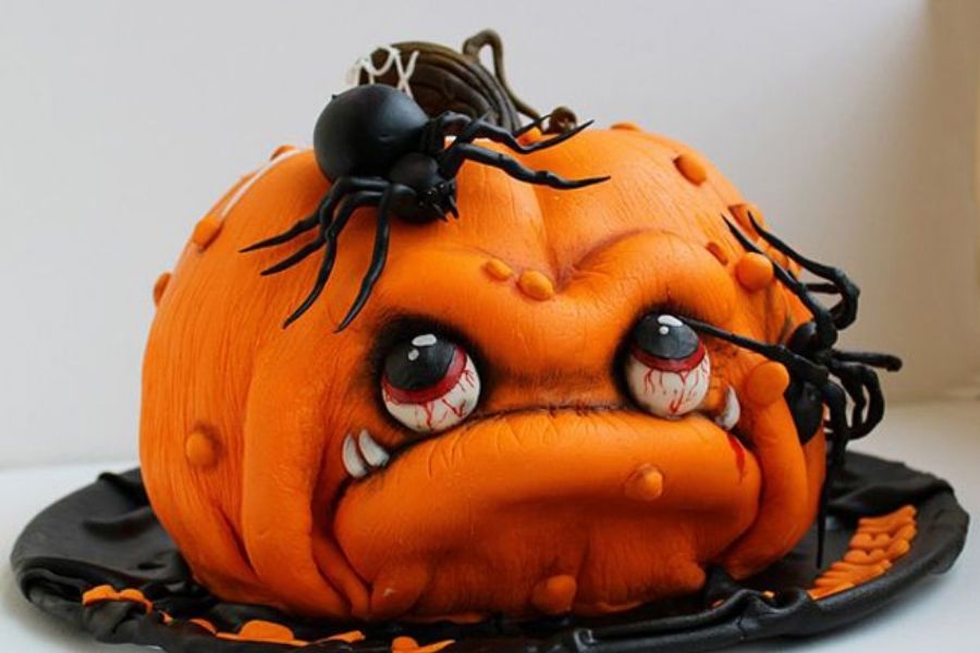 Bánh halloween với hình thù quái vật kinh dị.