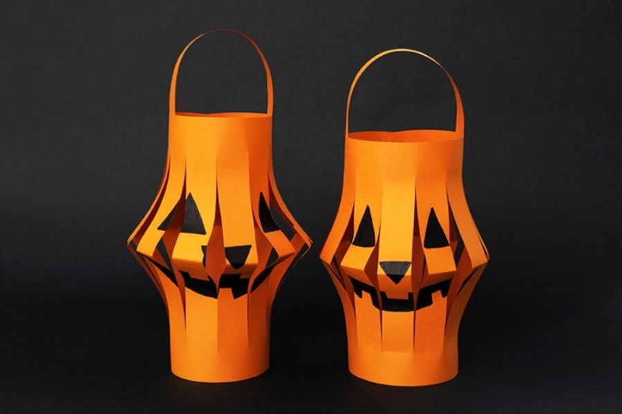 Bạn có thể tự làm đèn bí ngô bằng giấy dùng chơi đêm Halloween.