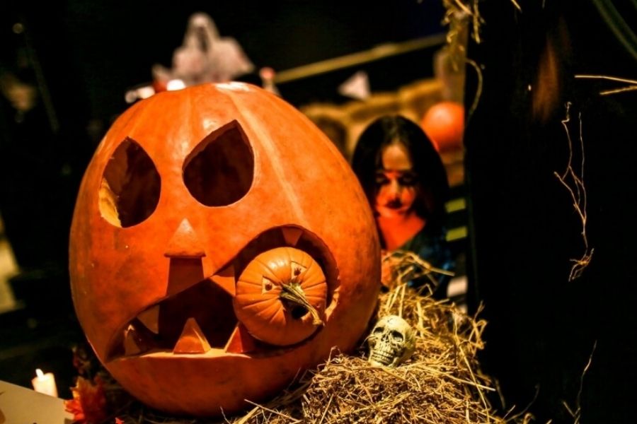 Bí ngô được khoét với khuôn mặt quỷ đáng sợ trang trí Halloween.