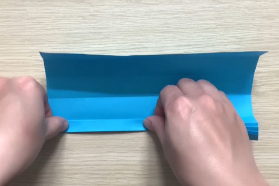 Gấp giấy lần lượt theo nếp.