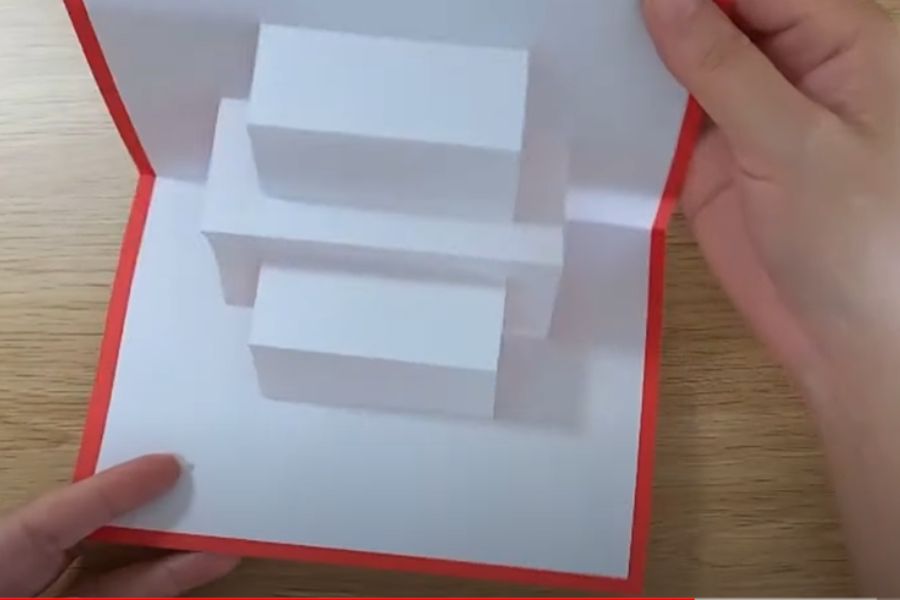 Bên trong thiệp có ba hình khối xếp chồng lên nhau.