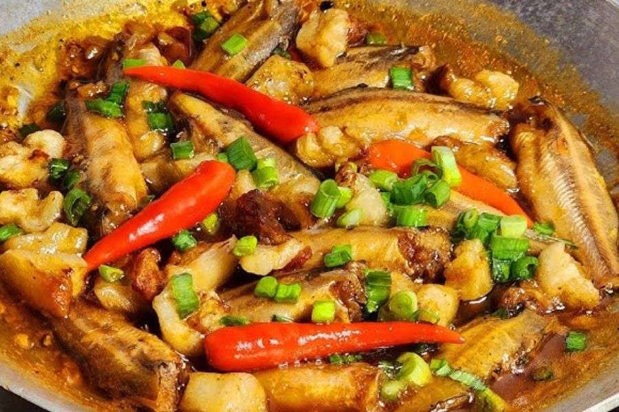 Cá chét kho tiêu là món ăn quen thuộc trong bữa cơm gia đình Việt.