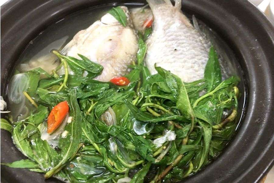 Cá diếc nấu rau răm có thịt ngọt tự nhiên, nước canh thanh mát.