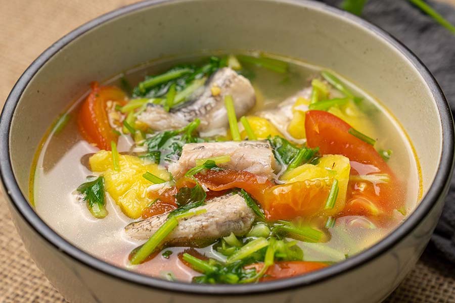 Chưa biết cá hô làm món gì ngon thì bạn có thể thử nấu canh rau ngót chua ngọt.