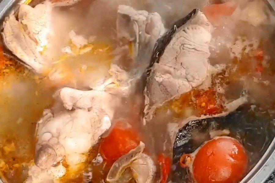 Cá mè nấu lẩu chua cay giúp gia đình thay đổi khẩu vị hiệu quả.