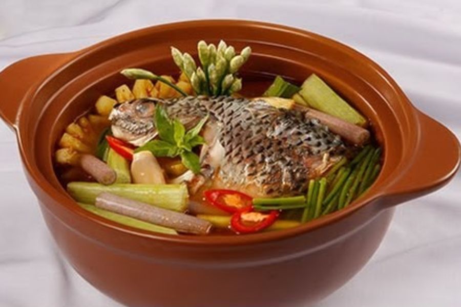 Cá rô nấu lẩu kích thích vị giác với nước dùng đậm đà và thịt cá béo ngọt.