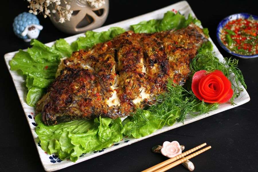Cá rô nướng sả thơm lừng thích hợp ăn cùng bánh tráng, rau sống hoặc bún.