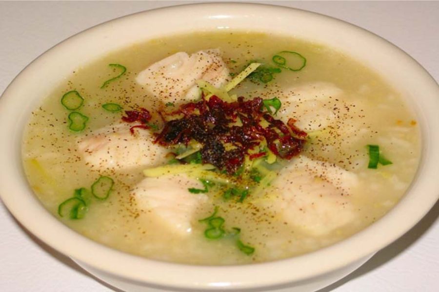 Cá thu nấu cháo hấp dẫn bởi có sự kết hợp giữa mùi thơm của thịt cá và rau ngót.