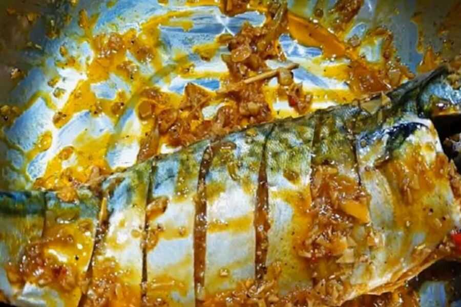 Cá thu nướng sa tế là sự kết hợp giữa vị cay nồng và ngon ngọt.