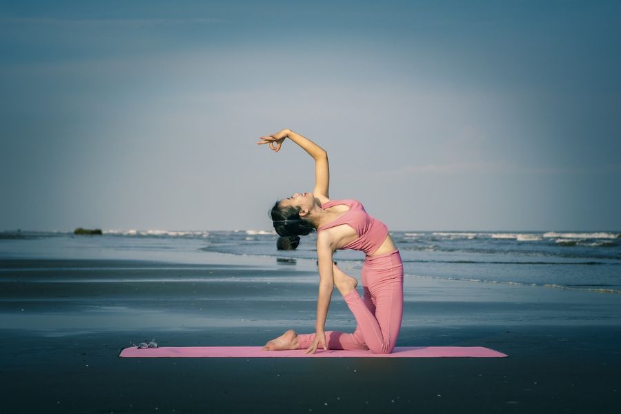 Thời điểm tốt nhất để tập yoga giảm cân là lúc sáng sớm hoặc chiều tối.