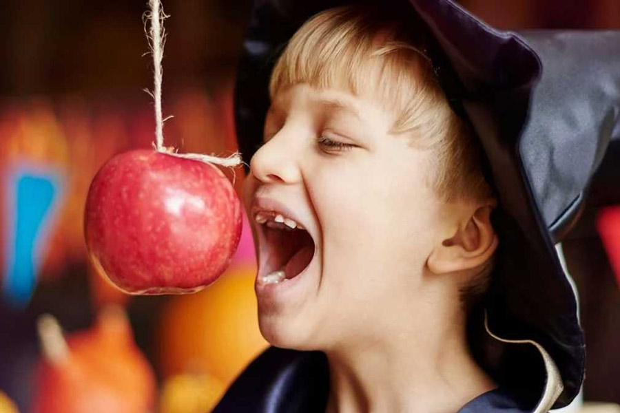 Đớp táo là một trong các trò chơi Halloween được rất nhiều trường mẫu giáo tổ chức.