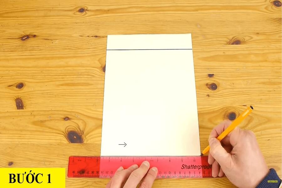 Đặt tờ giấy nằm dọc, kẻ 2 đường thẳng song song với mép giấy, cách mép trên và mép dưới 4 cm.