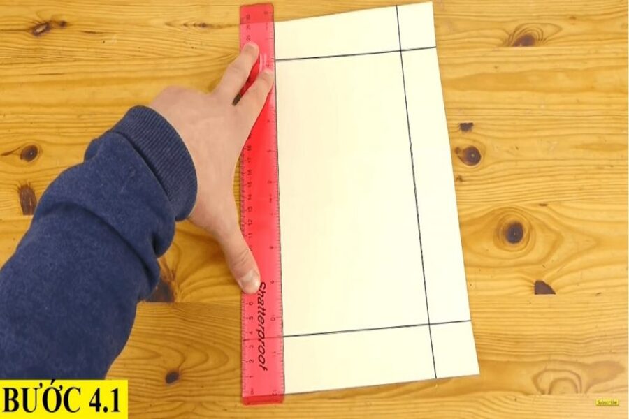 Mở tờ giấy ra, kẻ 2 đường thẳng song song, cách mép trái và mép phải 4 cm.