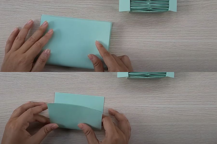 Gập đôi tờ giấy để tạo nếp gấp.