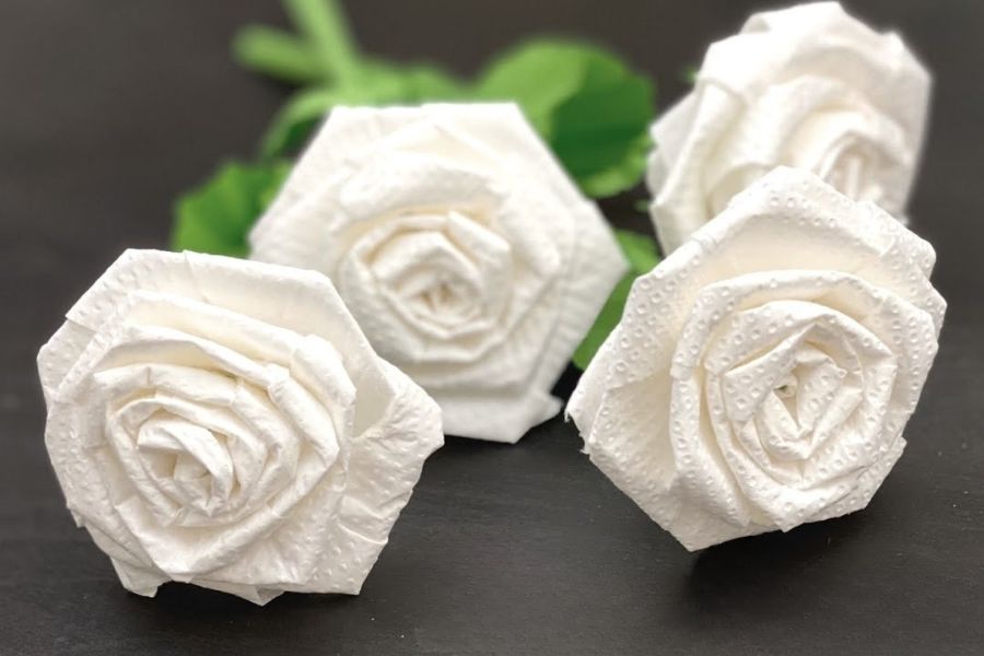 Những bông hoa từ giấy vệ sinh có thể dùng trang trí cho không gian nhà bạn.