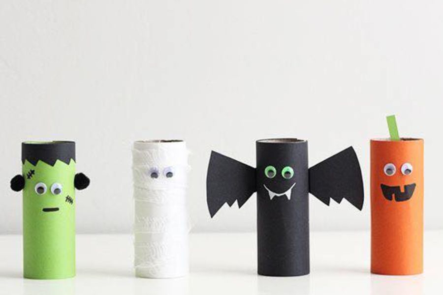 Làm đồ vật trang trí để bàn Halloween nhỏ xinh từ lõi giấy vệ sinh đã sử dụng.