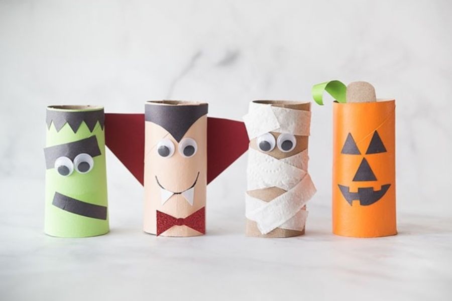 Từ một lõi giấy vệ sinh cũ có thể sáng tạo nên nhiều đồ vật trang trí Halloween khác nhau.