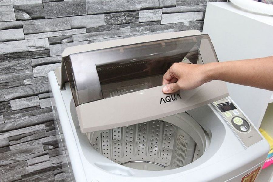 Sử dụng chế độ vắt cực khô của máy giặt Aqua cửa trên.