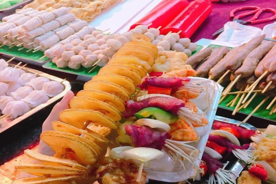 Phố ẩm thực hàng Buồm là địa điểm chơi 20/10 tại Hà Nội được yêu thích.