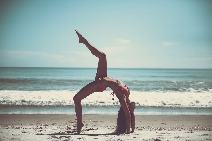 Yoga làm giảm cortisol, hormone gây stress và gây tích tụ mỡ bụng.