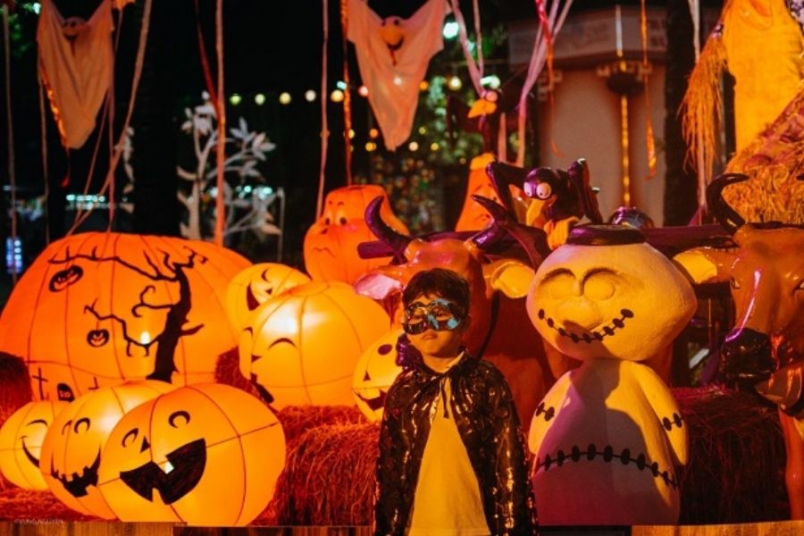 Hãy dắt các bé đến Công Viên Lê Thị Riêng để được ngắm nhìn và chụp hình cùng các decor lung linh ánh sáng vào đêm Halloween 31/10.