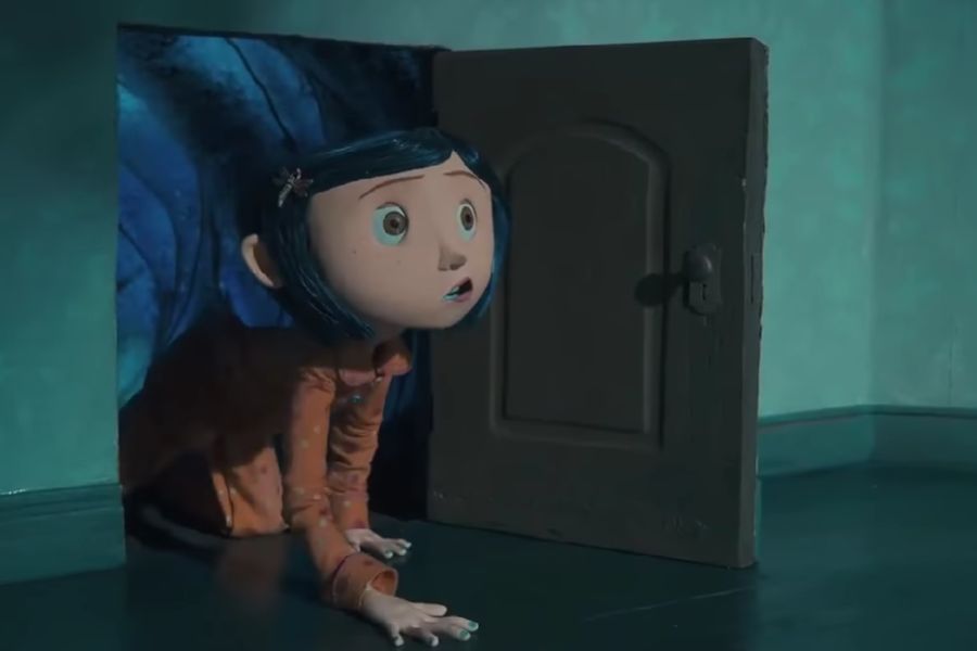 Coraline phát hiện ra cách cửa bí ẩn.