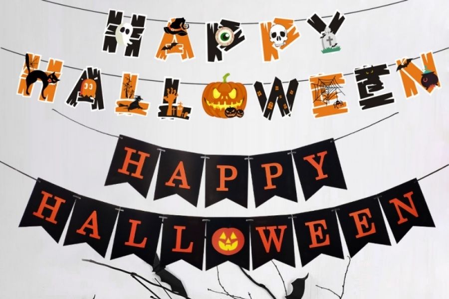 Dây cờ hình chữ Halloween đẹp mắt dùng để trang trí hay treo ở các điểm nổi bật.