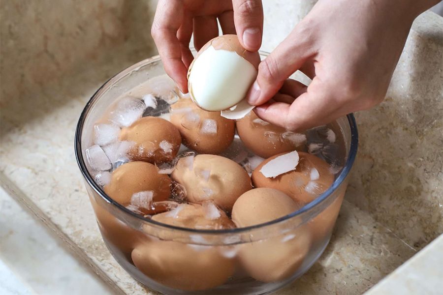 Dễ dàng chế biến món trứng luộc.