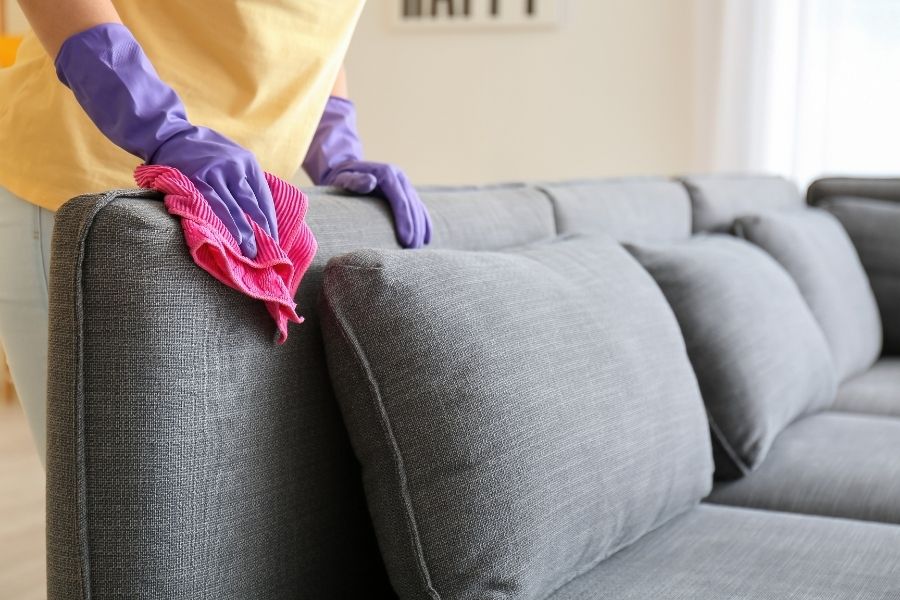 Ghế sofa vải cần được thực hiện vệ sinh định kỳ.