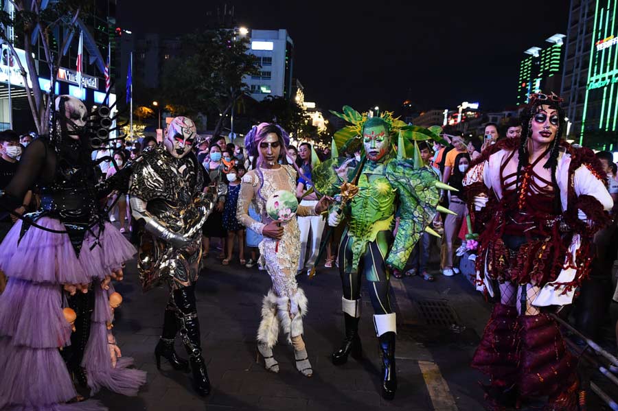 Các nhóm hóa trang chuyên nghiệp biểu diễn tại phố đi bộ Hoàn Kiếm.