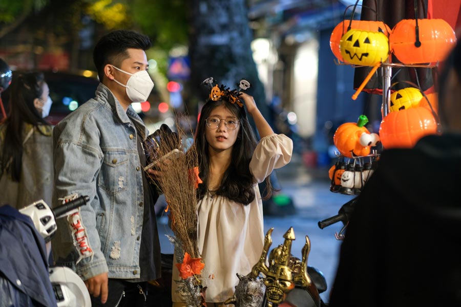 Halloween đi chơi ở đâu Hà Nội - Các bạn trẻ tới chọn phố Hàng Mã vui chơi.