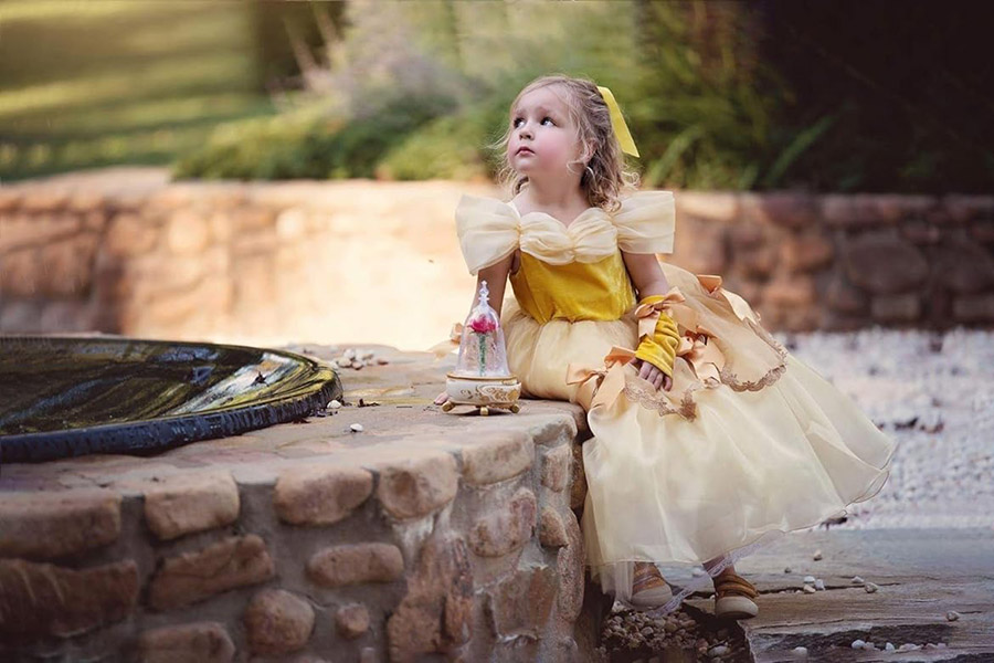 Hô biến” bé gái thành cô công chúa nhỏ đáng yêu.