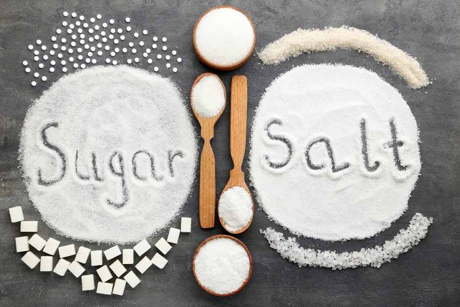 Không nên cho quá nhiều muối và đường trong thực phẩm.