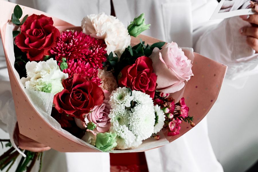 Bó hoa trắng đỏ đan xen - Vẻ đẹp yêu kiều e ấp.
