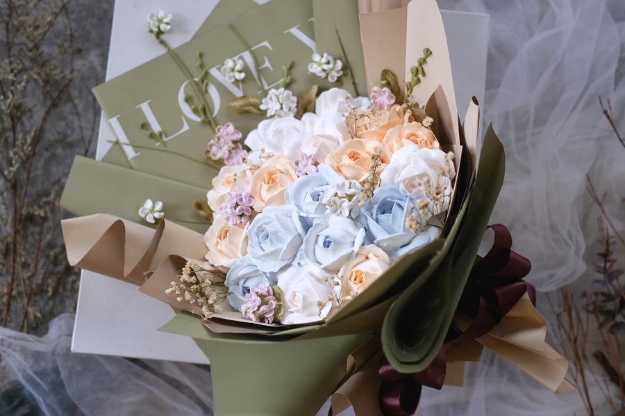 Hoa là món quà phổ biến được nhiều người làm quà tặng nhân dịp 20/10 để bày tỏ tấm lòng với phái đẹp.