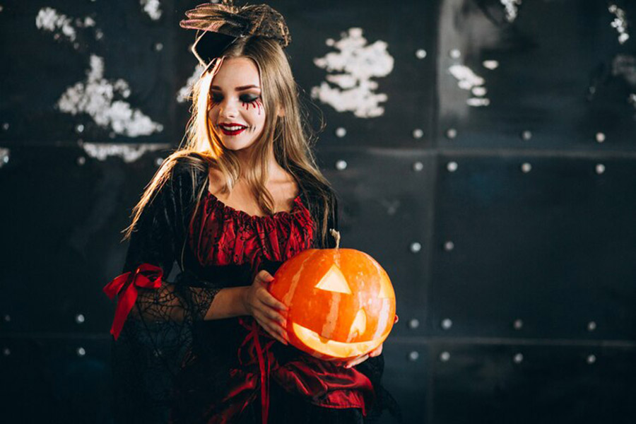Quý cô Halloween sang chảnh và bí ẩn.