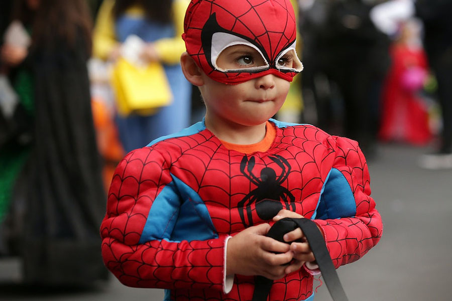 Hóa trang siêu anh hùng với hình tượng Spider Man.
