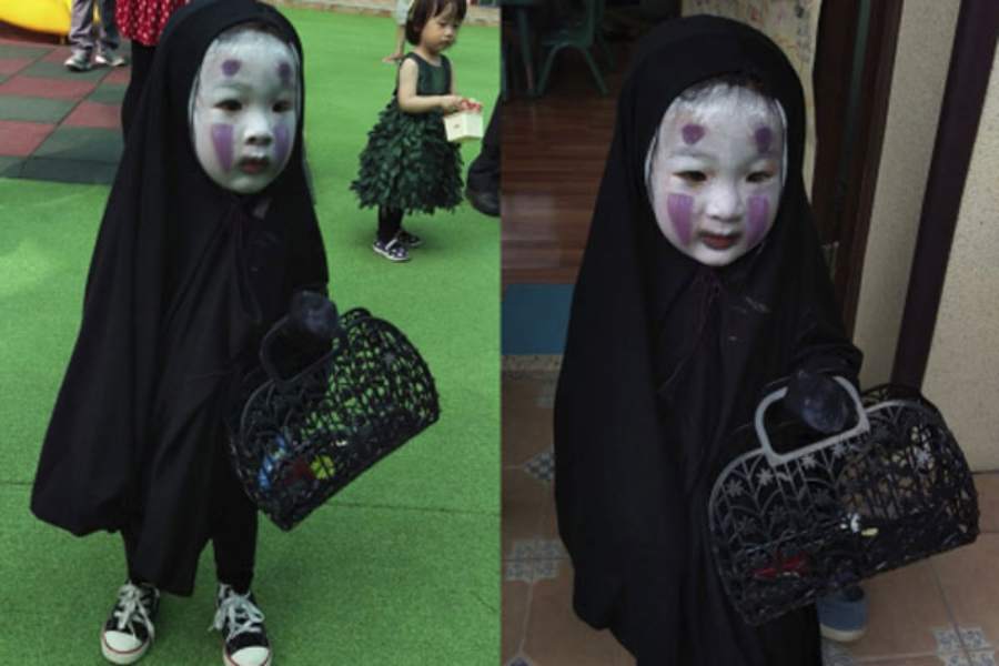 Hình ảnh em bé Vô Diện đáng yêu trong lễ hội hóa trang Halloween ở trường.
